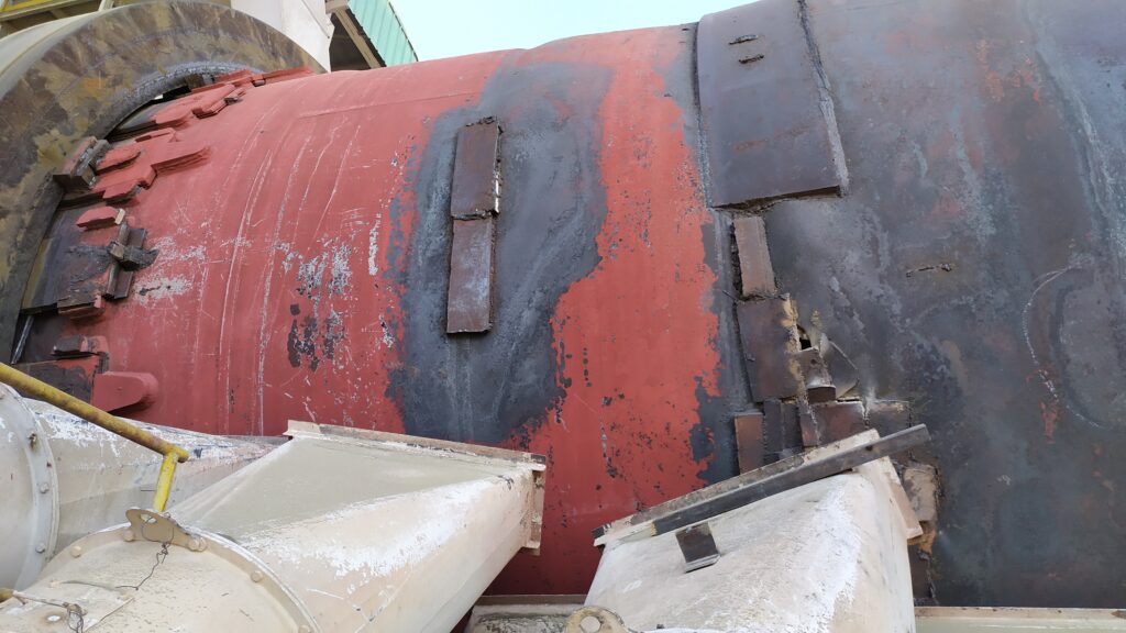 Cracked kiln shell – a serious issue affecting kiln structure and performance, repairable with HAVEC’s expert services.
