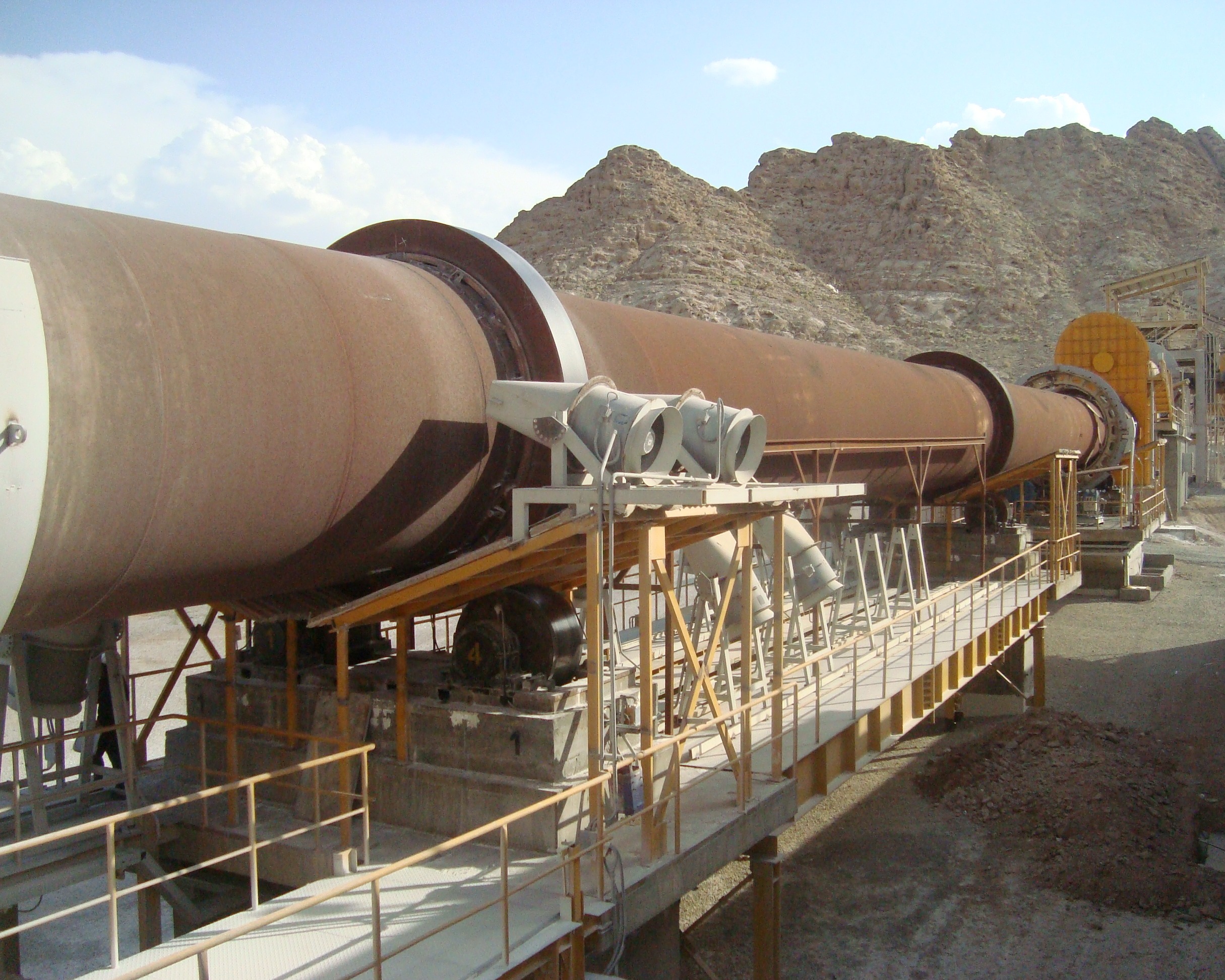 Thrust force correction for spherical roller bearings in a rotary kiln, ensuring proper alignment and preventing excessive wear.