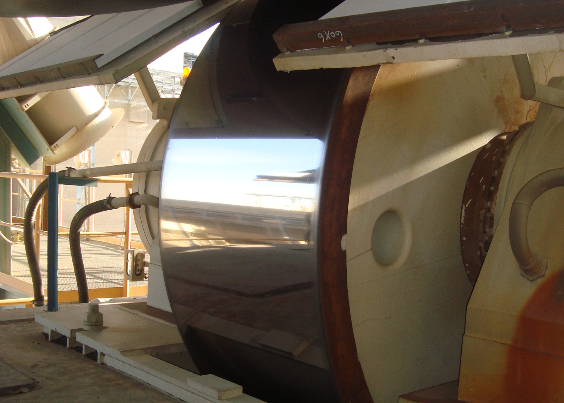 Shiny rotary kiln roller at a cement plant after precise surface grinding. One of th emain rotary kiln services.