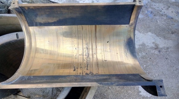 Damaged support roller bearing – an issue impacting kiln stability and performance, repairable with HAVEC’s expert services.